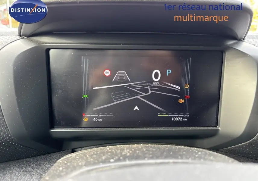Affichage numérique du tableau de bord de la Citroën C4 Hybrid 145ch en vue frontale, avec écran de navigation et alertes visibles.