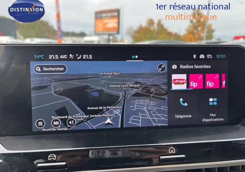 Écran tactile intérieur de la Citroën C4 Hybrid 145ch blanc Okenite, affichant navigation et options multimédia.