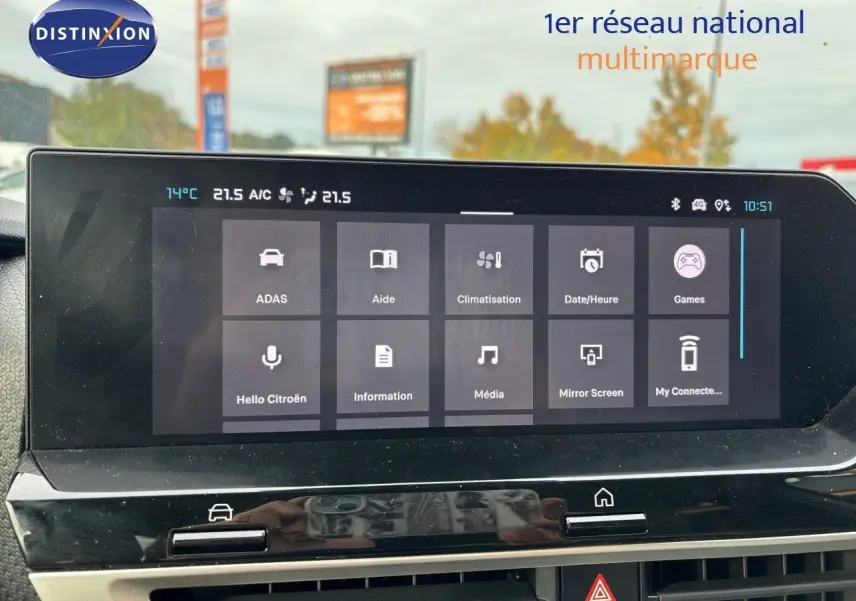 Écran tactile central de la Citroën C4 Hybrid 2025 affichant les options de climatisation et multimédia, intérieur beige visible.