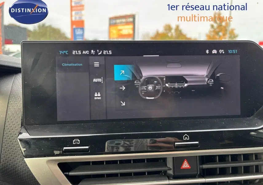 Écran tactile intérieur du Citroën C4 Hybrid 145ch, affichant le tableau de bord et les commandes de climatisation.