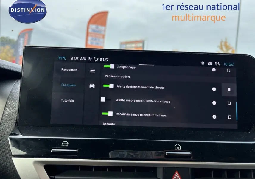 Vue intérieure centrée sur l'écran tactile du tableau de bord de la Citroën C4 blanche, affichant les réglages d'aide à la conduite.