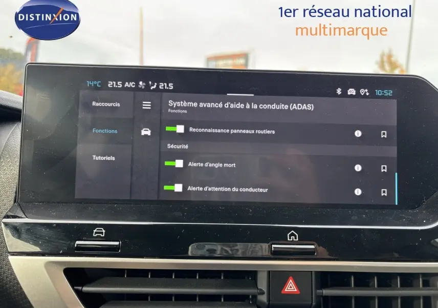 Écran tactile du système d’aide à la conduite dans l’habitacle d’une Citroën C4 Hybrid blanc Okenite, vue de face.