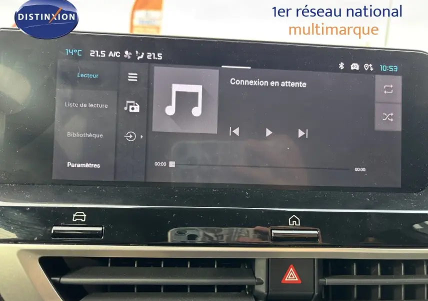 Vue intérieure du tableau de bord de la Citroën C4 Hybrid 145ch blanc Okenite, avec écran tactile central et commandes climatisation.