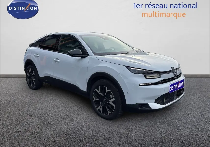 Citroën C4 Hybrid 145ch blanc Okenite métal en 3/4 avant droit, avec jantes noires et toit noir contrasté.