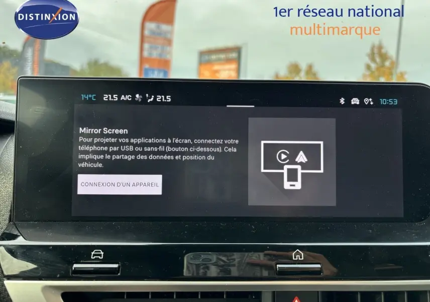 Écran tactile central de la Citroën C4 Hybrid 145ch blanc, affichant la fonction Mirror Screen en intérieur.