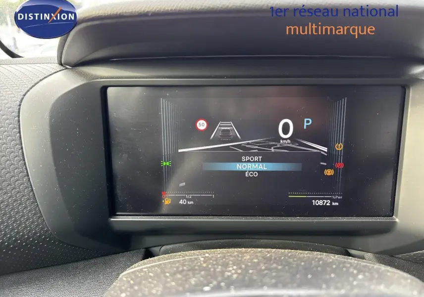 Tableau de bord numérique de la Citroën C4 Hybrid 145ch, affichant modes de conduite et vitesse à l'arrêt.