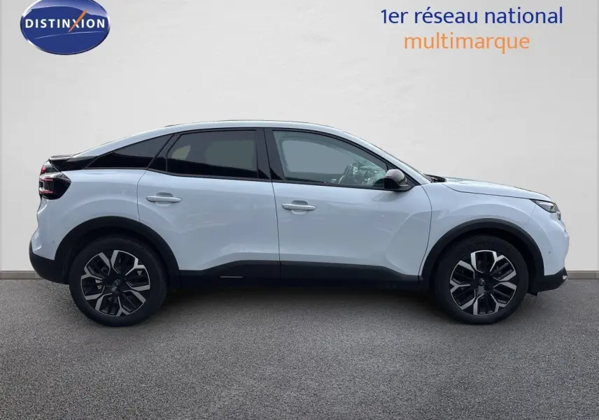 Profil droit d'une Citroën C4 Hybrid 145ch blanc Okenite métal avec toit noir et jantes alliage bicolores.