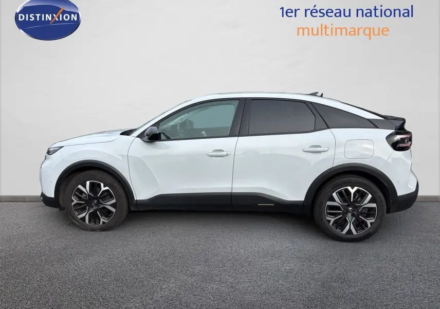 Profil droit d'une Citroën C4 hybride blanche Okenite Metal avec jantes bi-ton et toit noir contrasté.