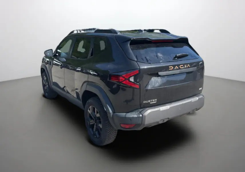 Vue 3/4 arrière droite du Dacia Duster Hybrid-G 150 4x4 Extreme City noir nacré avec barres de toit et vitres surteintées.