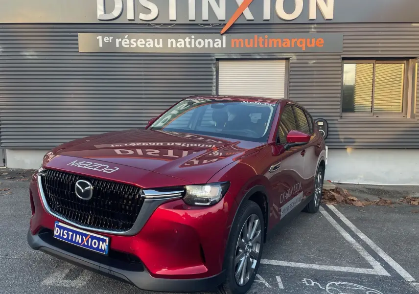 Vue 3/4 avant droite d'un Mazda CX-60 Soul Red Crystal avec calandre noire brillante et logo Mazda visible.