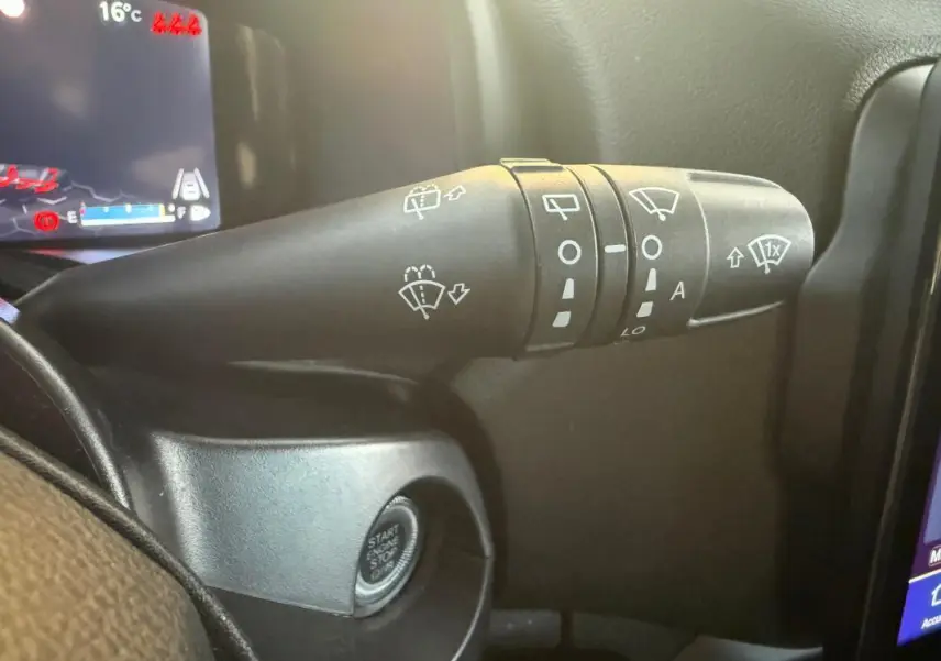 Gros plan sur la commande des essuie-glaces du Jeep Renegade gris anthracite 2024, avec bouton start visible.