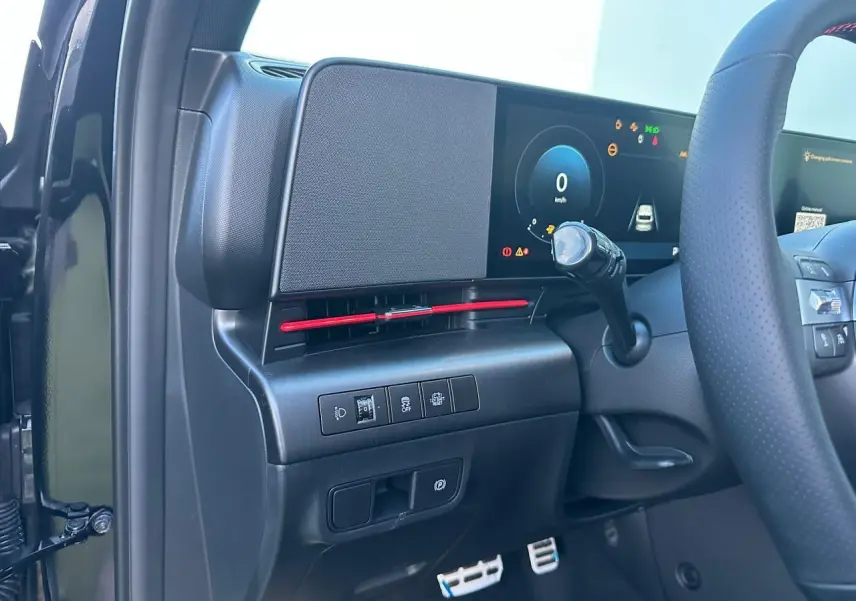 Vue intérieure côté conducteur du Hyundai Kona 2026 gris Ecotronic, tableau de bord avec écran numérique et volant cuir perforé.