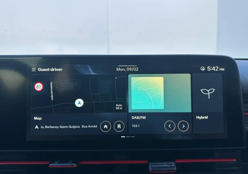 Écran tactile 12,3'' du tableau de bord du Hyundai Kona 2026, affichant navigation et radio, intérieur sobre.