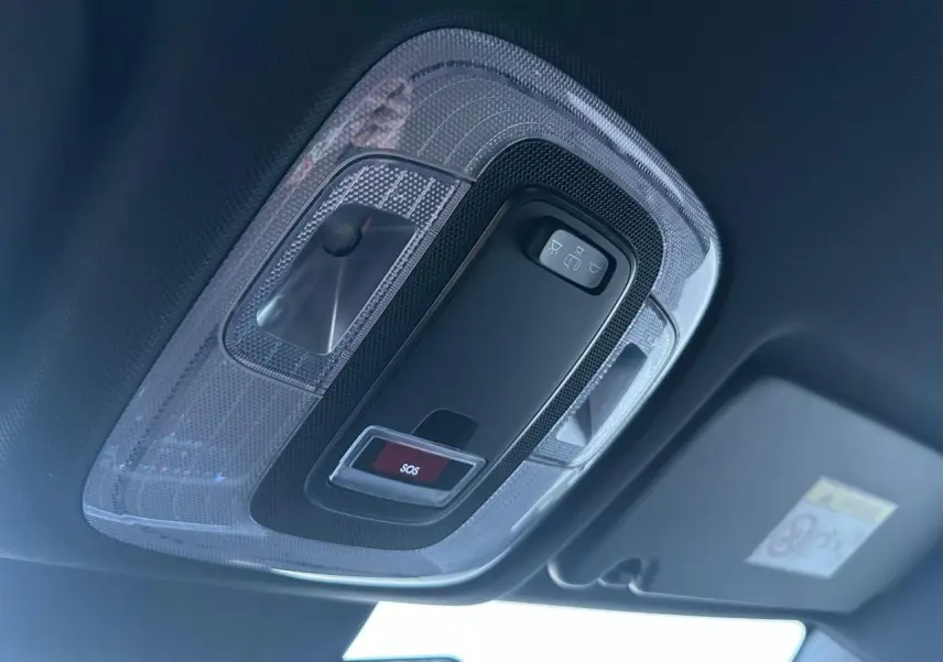 Plafonnier intérieur avec boutons SOS et éclairage, habitacle du Hyundai Kona II 1.6 Hybrid gris Ecotronic.