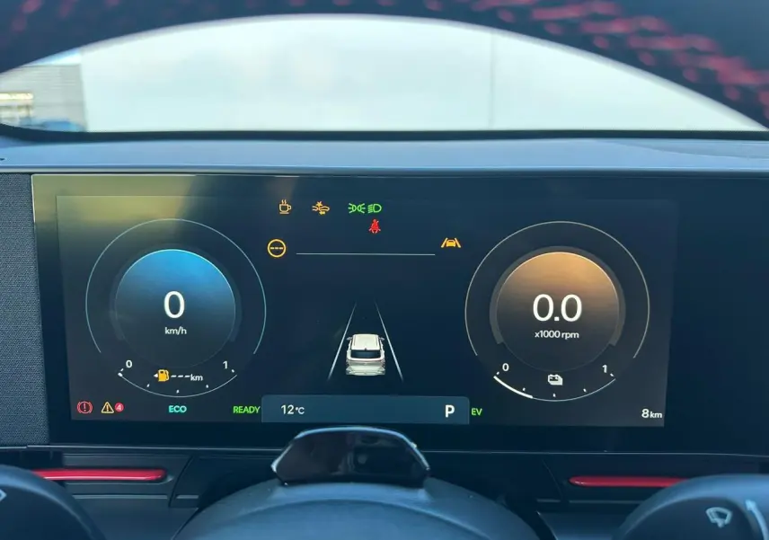 Vue rapprochée du tableau de bord numérique 12,3 pouces du Hyundai KONA 2026 en gris Ecotronic, affichage des compteurs et aides à la conduite.