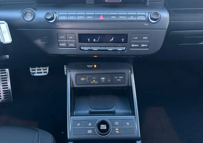 Vue centrale de la console et tableau de bord du Hyundai Kona 2026 en Ecotronic Grey, avec commandes tactiles et Drive Mode.