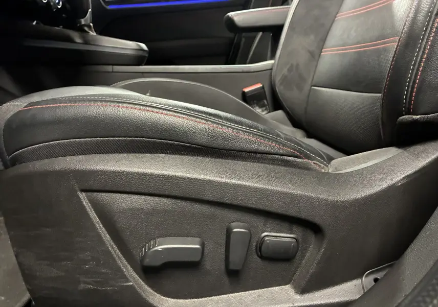 Intérieur noir de la Renault Arkana 1.3 TCE 140 RS-LINE 2021, vue côté conducteur avec volant et écran tactile central.