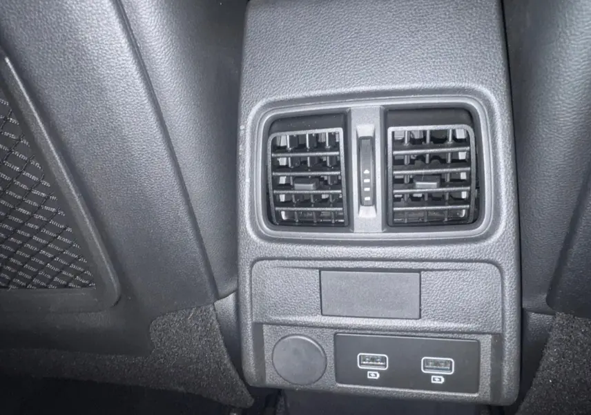 Détail des aérateurs arrière et ports USB doubles sur la console centrale d’une Renault Arkana bleu 1.3 TCE 140 RS-LINE.