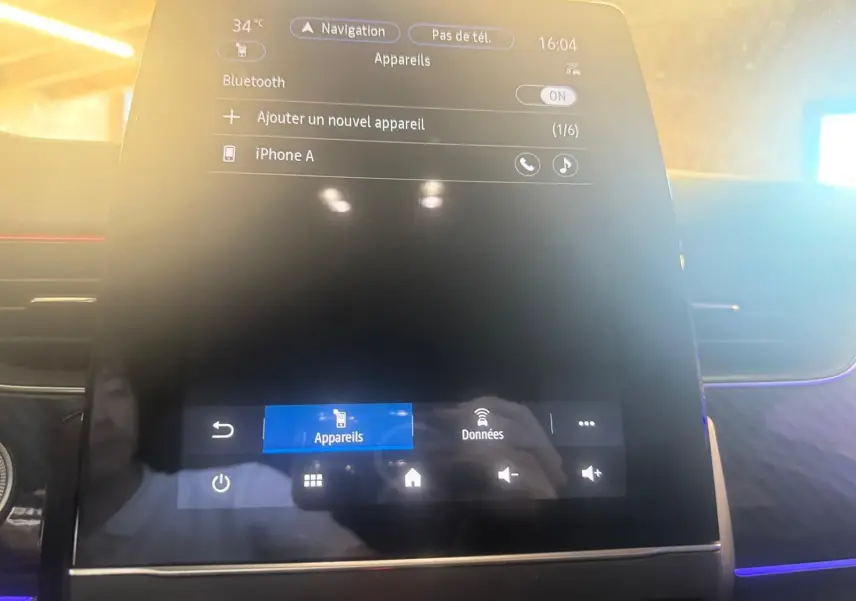 Écran tactile central du tableau de bord du Renault Arkana 1.3 TCE 140 RS-Line, avec interface Bluetooth visible.