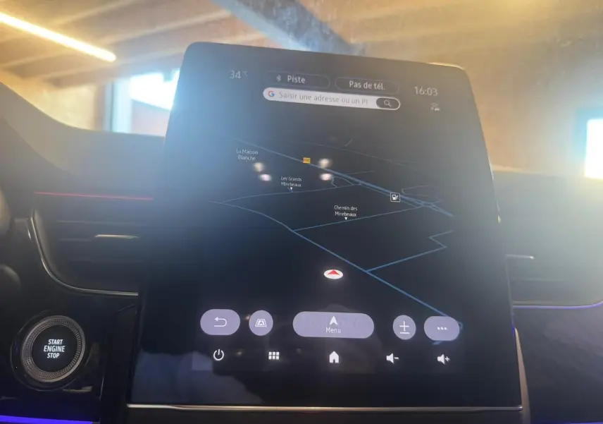 Écran central tactile du tableau de bord du Renault Arkana 1.3 TCE 140 RS-LINE avec navigation affichée, intérieur noir.