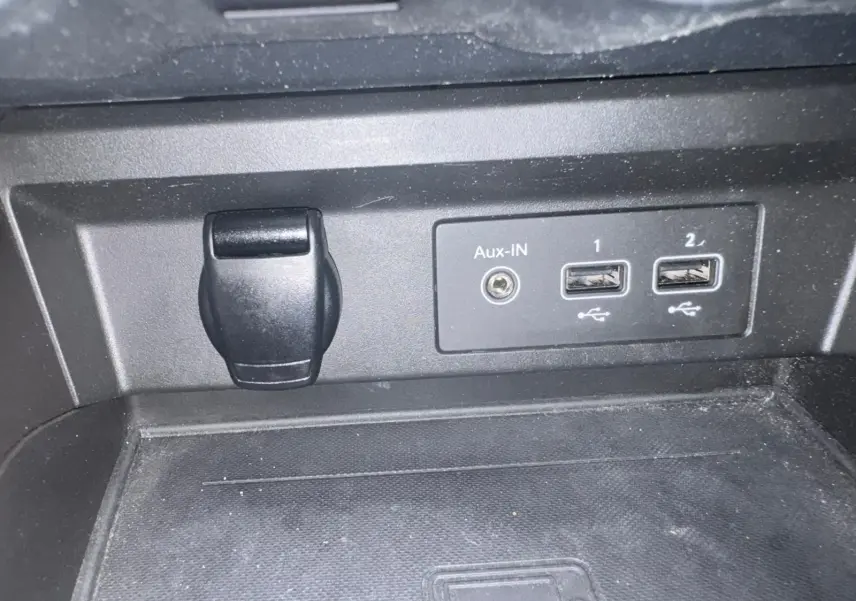 Vue rapprochée de la console centrale du Renault Arkana bleu 2021 montrant les ports USB et prise Aux-IN.
