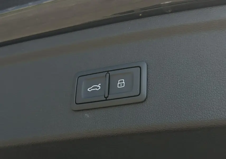 Gros plan sur les boutons d'ouverture et de verrouillage du hayon électrique d'une Audi A3 Sportback noir Mythe.