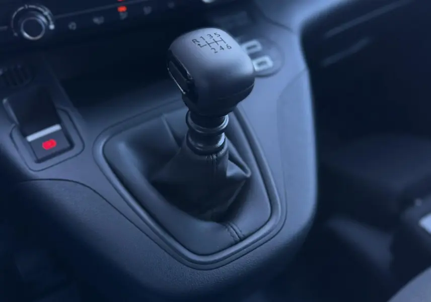 Le levier de vitesses manuel noir du Peugeot Partner 2026, vue rapprochée de la console centrale.