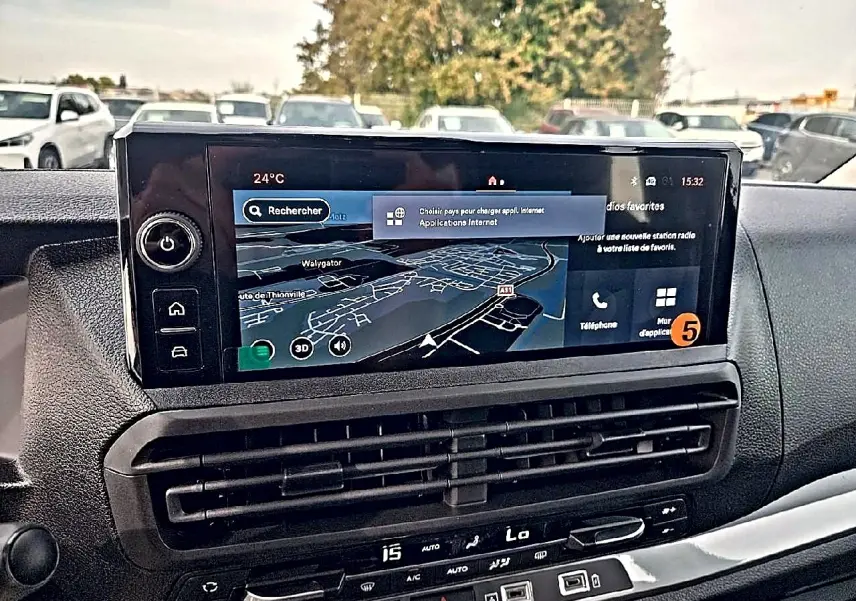 Écran tactile central avec navigation active dans l’habitacle du Fiat Scudo Combi gris titane, vue intérieure frontale.
