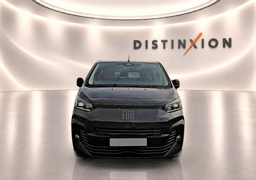 Vue avant du FIAT Scudo Combi gris titane dans un showroom lumineux avec logo Distinxion en arrière-plan.
