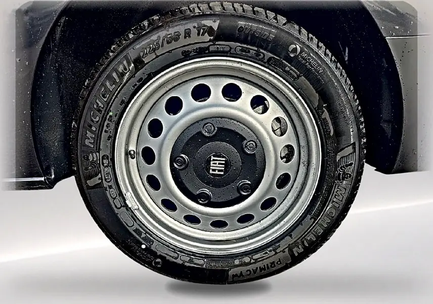 Gros plan sur la roue avant droite gris titane du FIAT Scudo Combi avec jante acier et pneu Michelin.