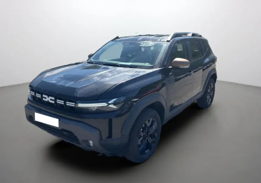Dacia Duster Hybrid-G 150 4x4 noir nacré en 3/4 avant droit avec barres de toit et jantes noires.