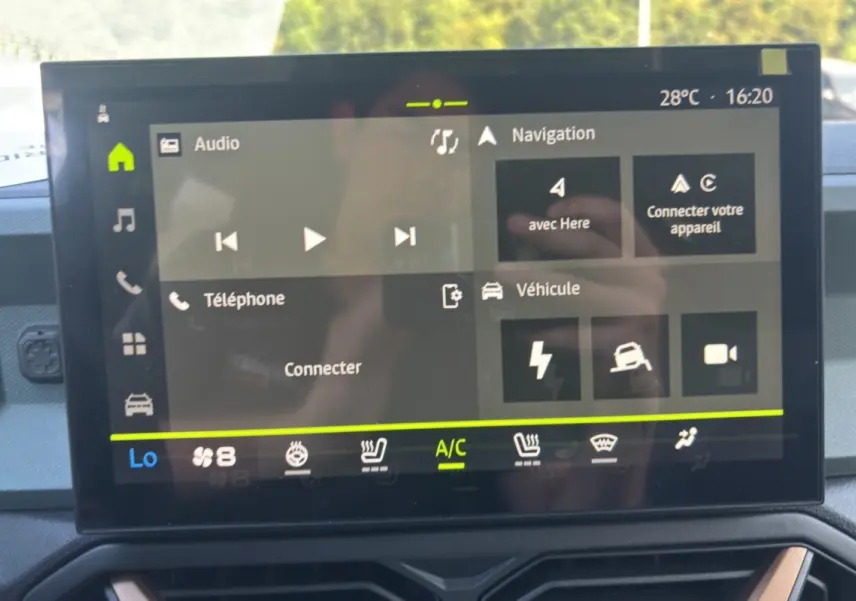 Écran tactile central du Dacia Duster Hybrid-G 150 4x4 Extreme City montrant les options audio et navigation.