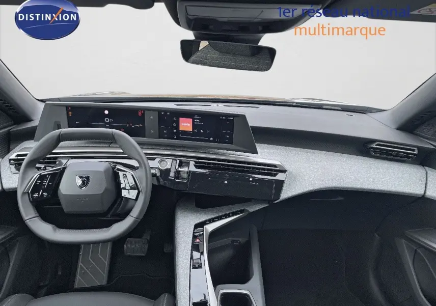 Intérieur du Peugeot 3008 Hybrid 2025 vu de face, tableau de bord moderne avec écran digital et volant compact noir.