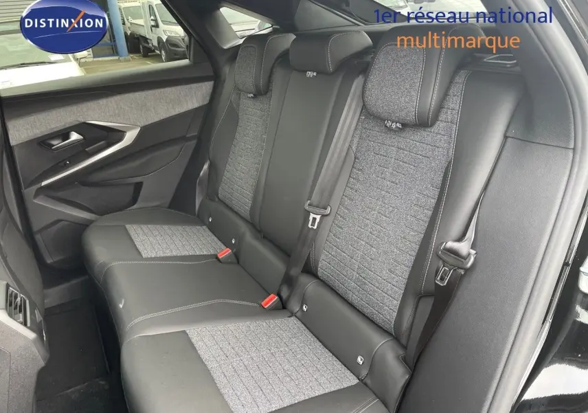 Vue intérieure côté gauche des sièges arrière en cuir noir et tissu gris du Peugeot 3008 Hybrid 2025 noir métal.