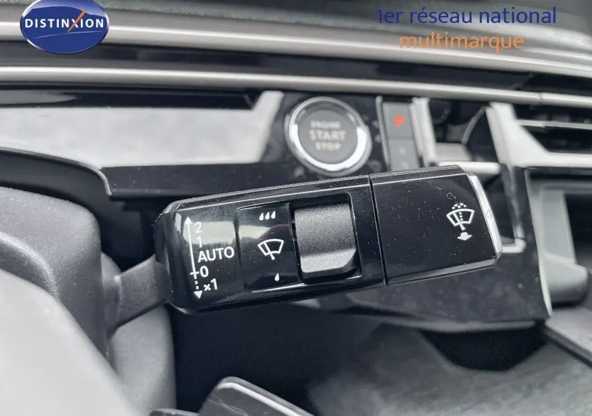 Gros plan sur la commande des essuie-glaces du Peugeot 3008 noir métal, avec bouton start visible en arrière-plan.
