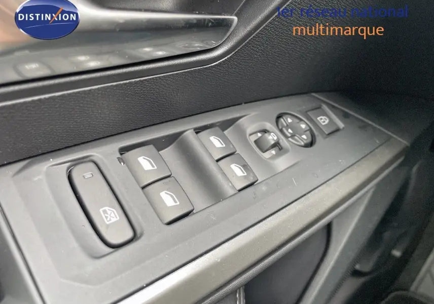 Gros plan sur les commandes de lève-vitres et rétroviseurs côté conducteur du Peugeot 3008 noir métal 2025.