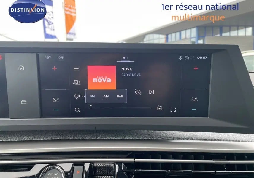 Écran tactile central affichant la radio Nova dans l'habitacle d'un Peugeot 3008 noir métal 2025.