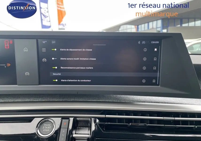 Vue intérieure du tableau de bord du Peugeot 3008 Hybrid 2025, écran tactile affichant les alertes de sécurité.