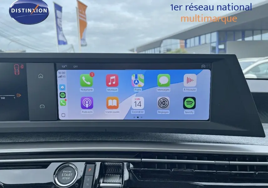 Écran tactile central affichant les applications connectées dans l'habitacle d'un Peugeot 3008 noir métal 2025.