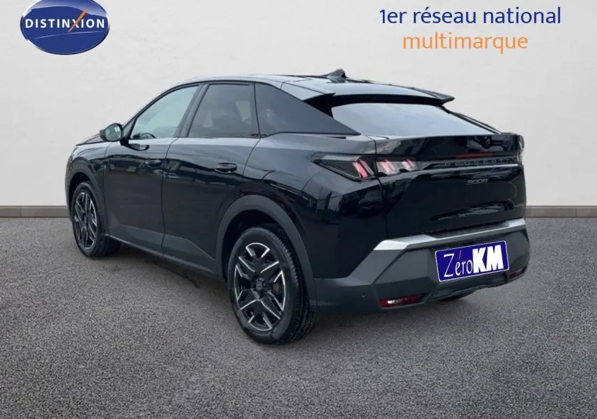 Peugeot 3008 Hybrid noir métal vu en 3/4 arrière droit, avec feux LED et jantes bi-ton distinctives.