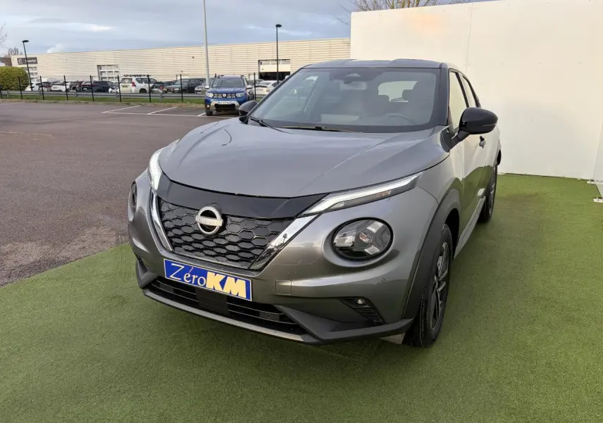 Vue 3/4 avant droit d'un Nissan Juke II 1.6 Hybrid noir métal avec calandre hexagonale et phares ronds LED.