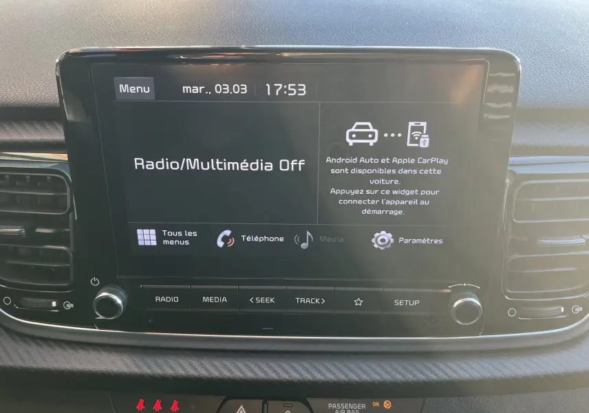 Écran tactile central de la Kia Rio 1.0 GDI 100 Hybrid GT Line 2021 affichant le menu multimédia éteint.