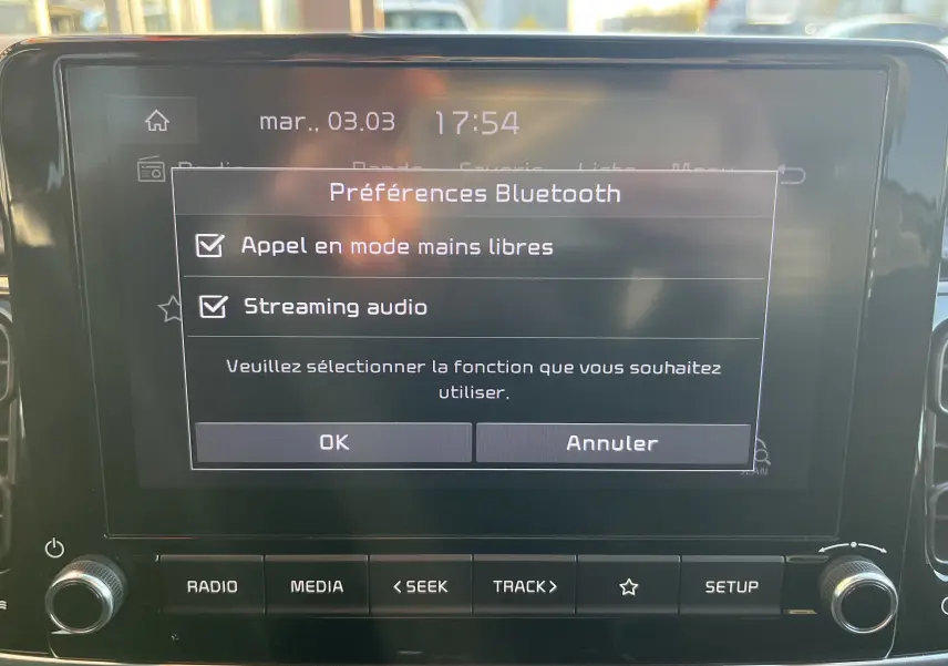 Écran tactile central de la Kia Rio 2021 noir affichant les préférences Bluetooth en mode mains libres et streaming audio.