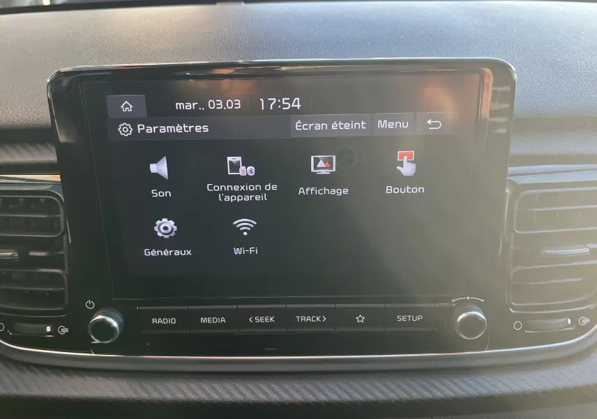Écran tactile central de la Kia Rio 1.0 GDI 100 Hybrid GT Line 2021, affichant le menu des paramètres.