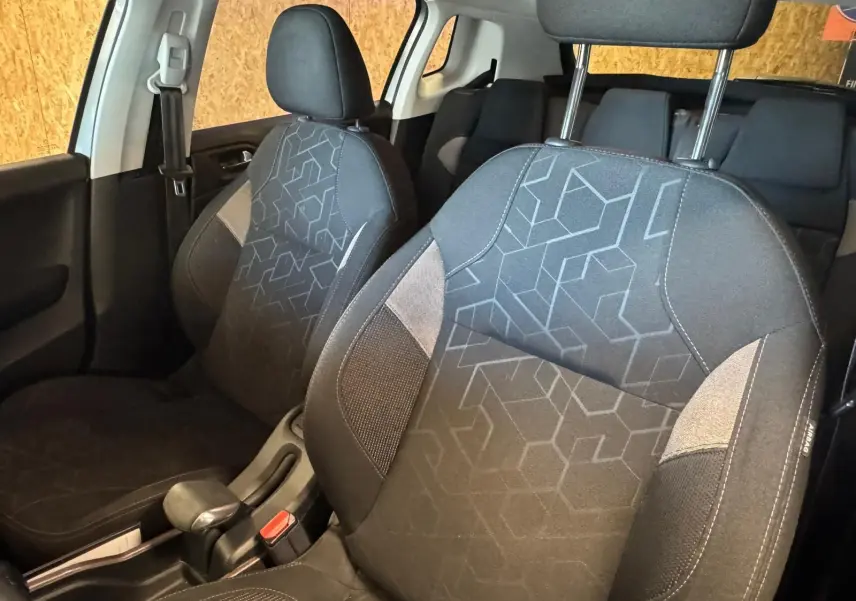 Vue intérieure rapprochée des sièges avant en tissu noir avec motifs géométriques du Peugeot 2008 gris 2016.