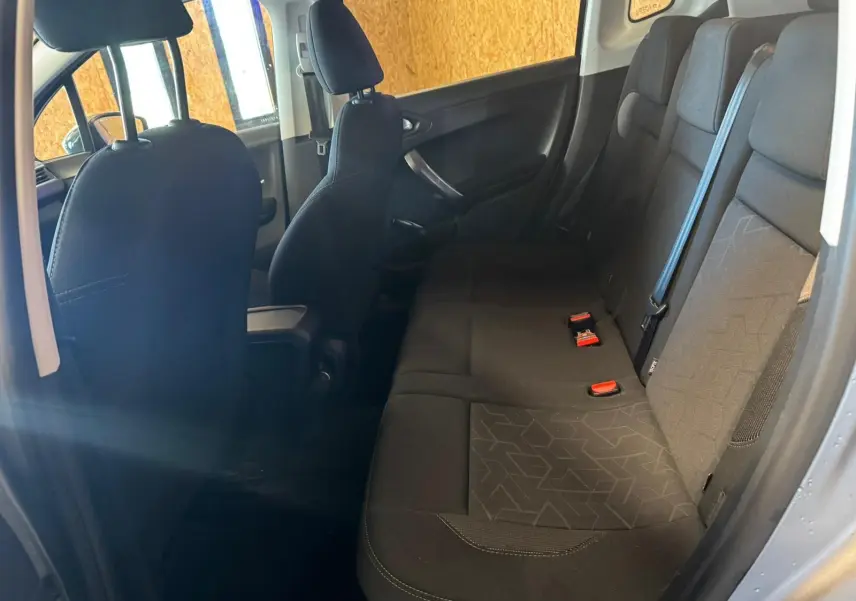 Vue intérieure côté droit montrant la banquette arrière en tissu noir du Peugeot 2008 gris, version 1.6 HDI 100 STYLE 2016.