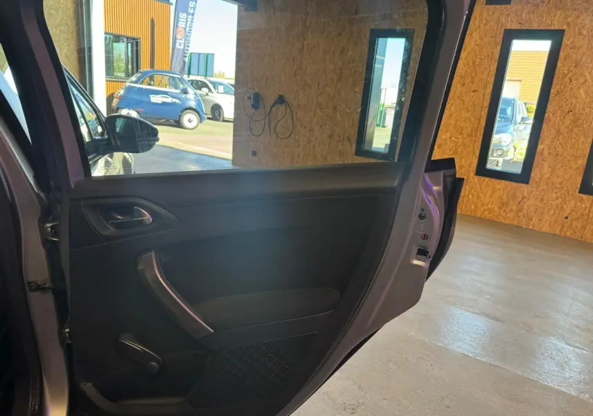 Vue intérieure de la porte arrière gauche grise d’un Peugeot 2008 1.6 HDI 2016, avec poignée et commande manuelle de vitre.