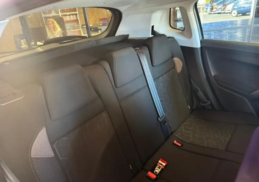 Vue intérieure sur les sièges arrière en tissu noir du Peugeot 2008 gris, version 1.6 HDI 100 STYLE de 2016.