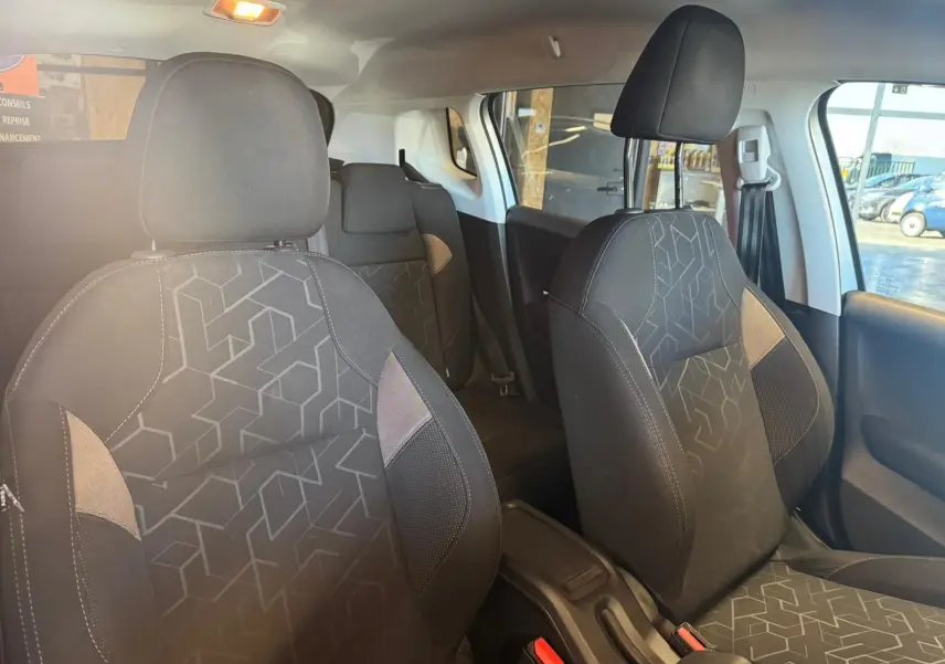 Vue intérieure des sièges avant en tissu noir avec motifs géométriques du Peugeot 2008 gris, version 1.6 HDI 2016.