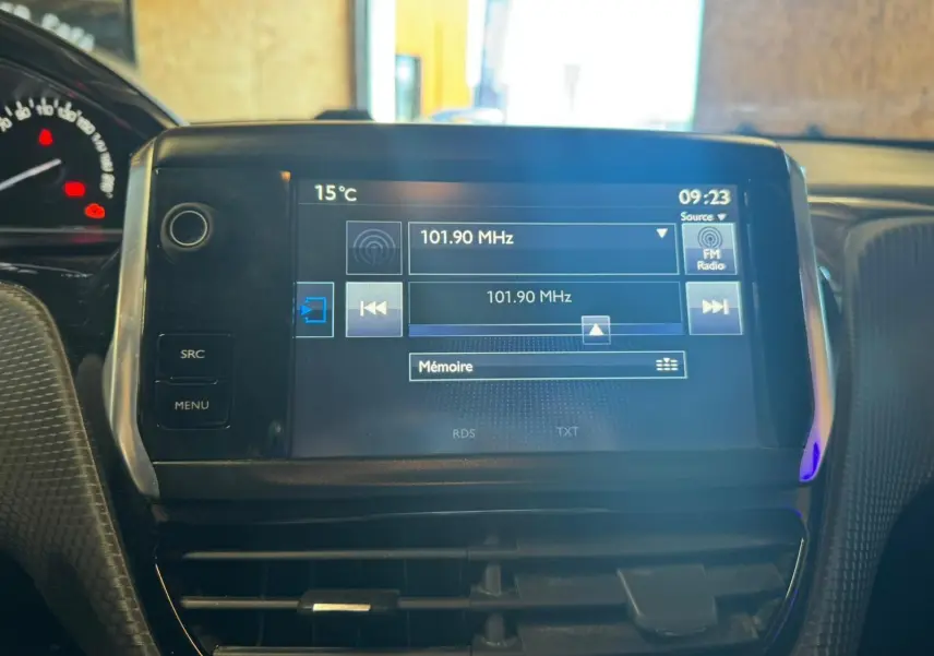 Écran tactile central du tableau de bord du Peugeot 2008 gris, affichant la radio FM à 101,90 MHz.